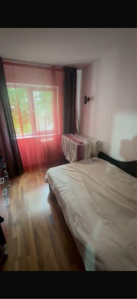 Vand apartament 4 camere et.2/4 zona Rovine