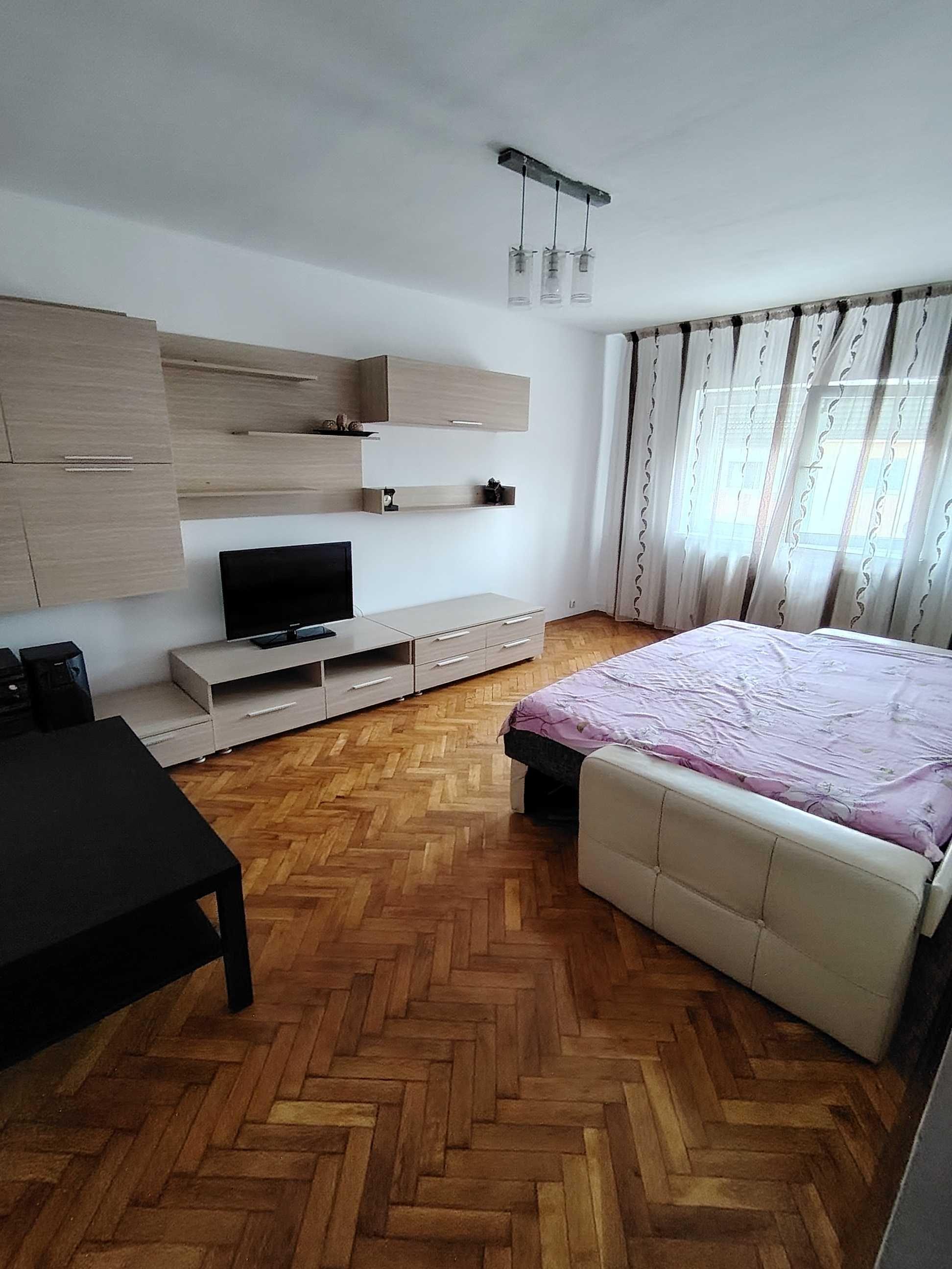 Se caută colega de apartament pentru V.