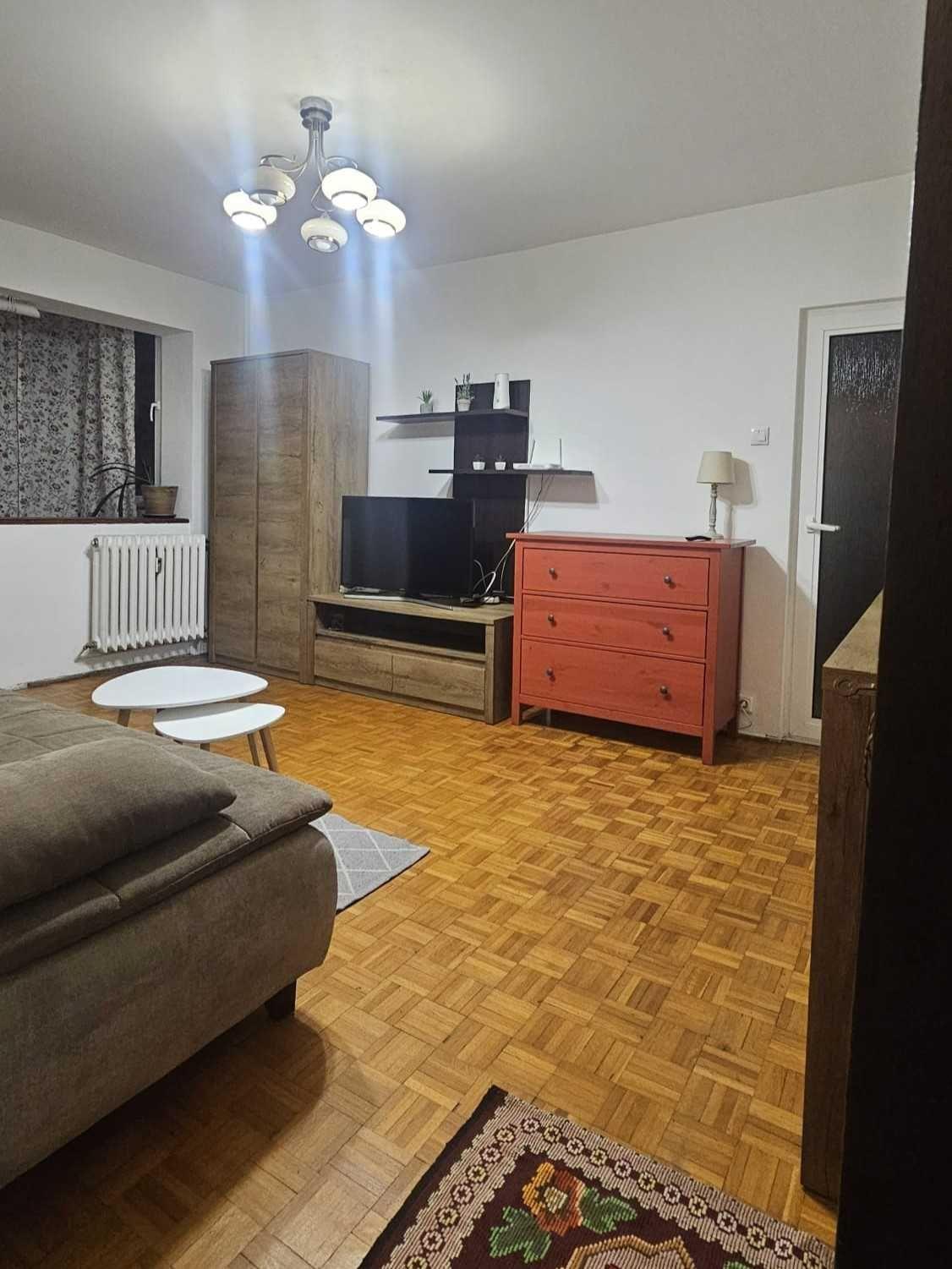 Inchiriez apartament cu 3 camere Craiovita Noua