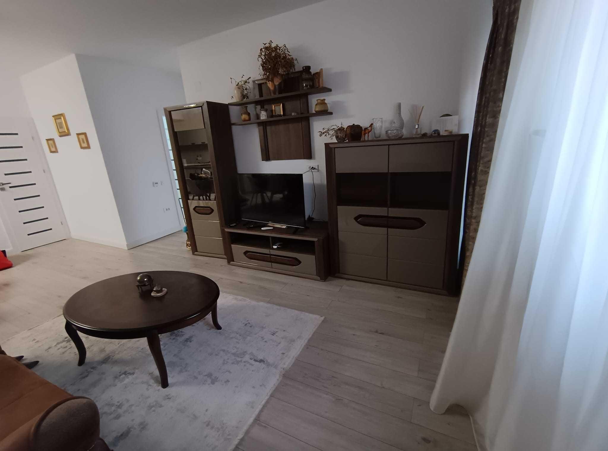 Ofer spre inchiriere apartament cu 3 camere decomandate, in centru, in complex rezidential