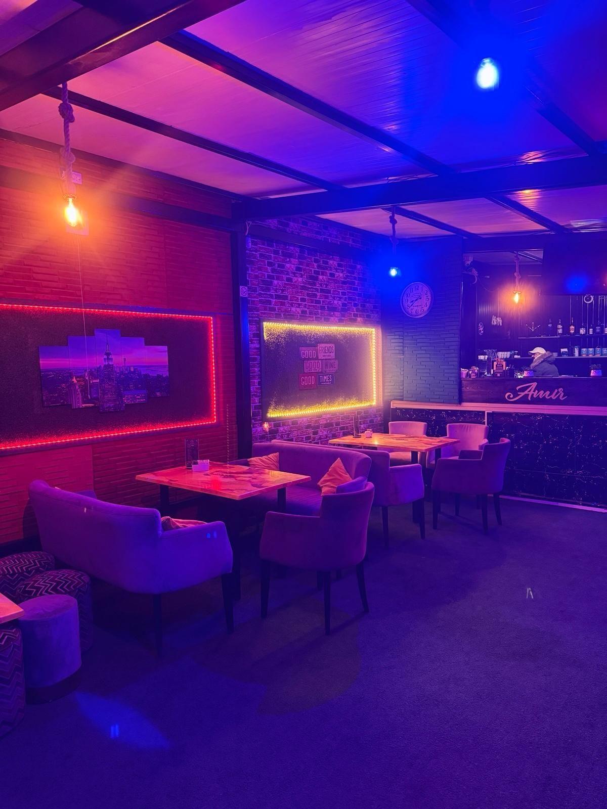 Spațiu pentru Evenimente de Închiriat – Bar/Cafenea Complet Utilată .