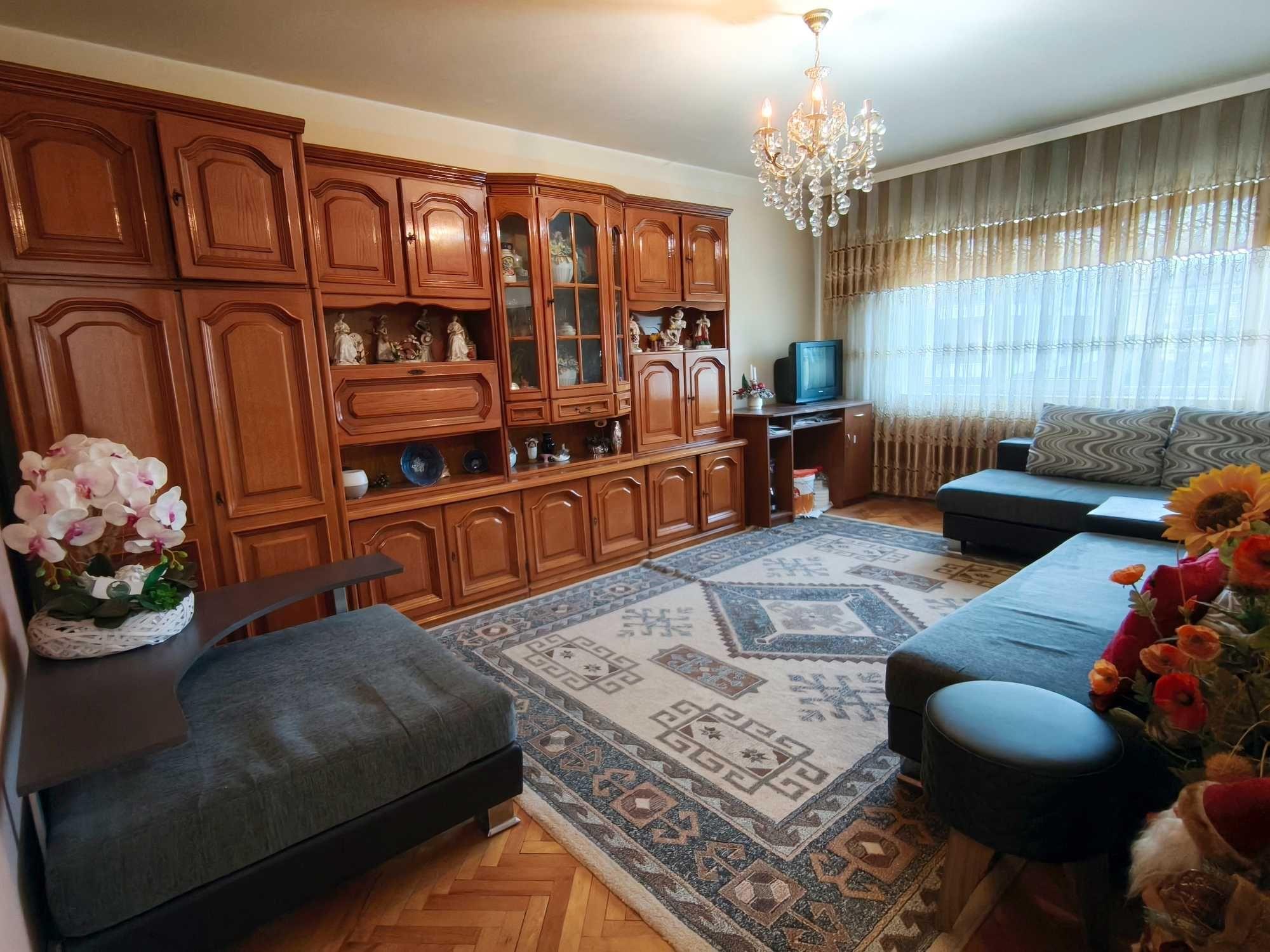 Vand apartament in zona centrala, 3 camere conf.1, decomandat - imagine 1