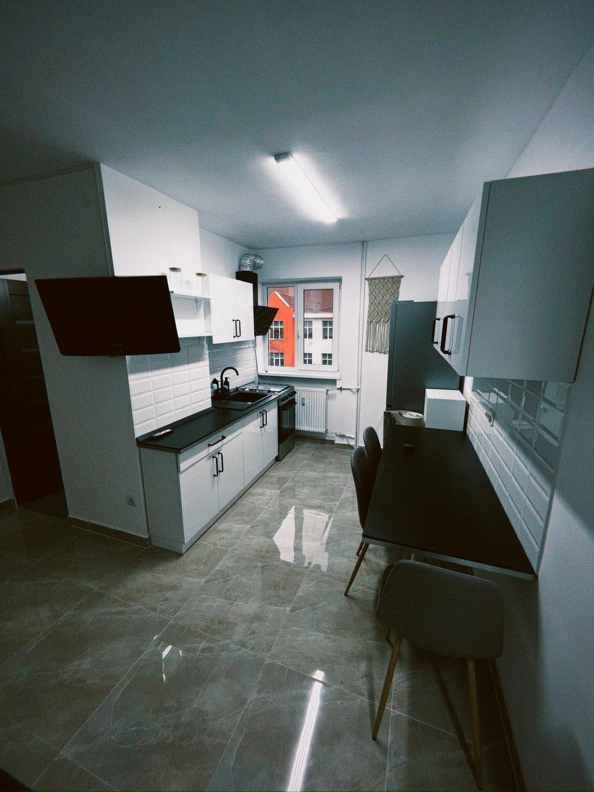 Închiriez apartament 3 camere, proaspăt renovat - zona Nufărul, Oradea
