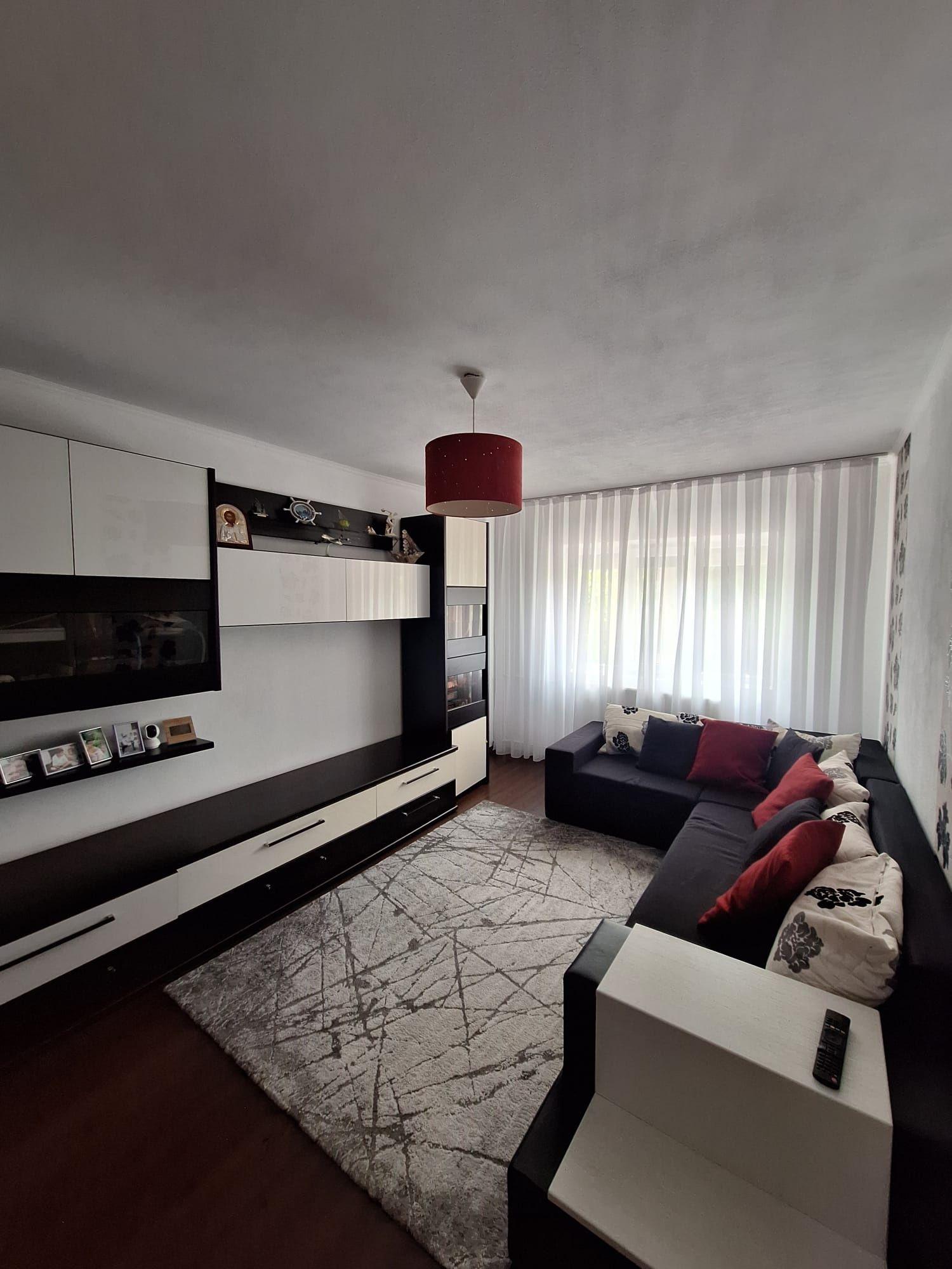 Inchiriez apartament cu 3 camere -Decebal Oradea