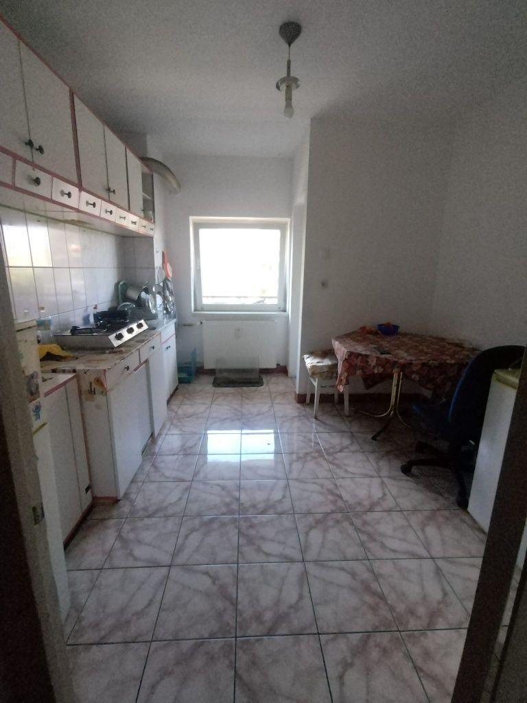 Închiriez apartament cu 3 Cameri - imagine 1