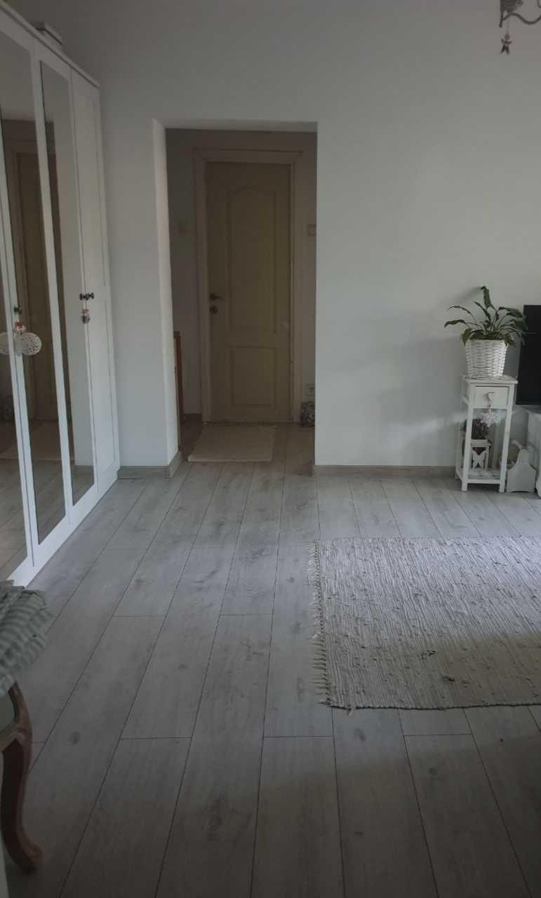 Vand apartament cu 2 camere in Pajura