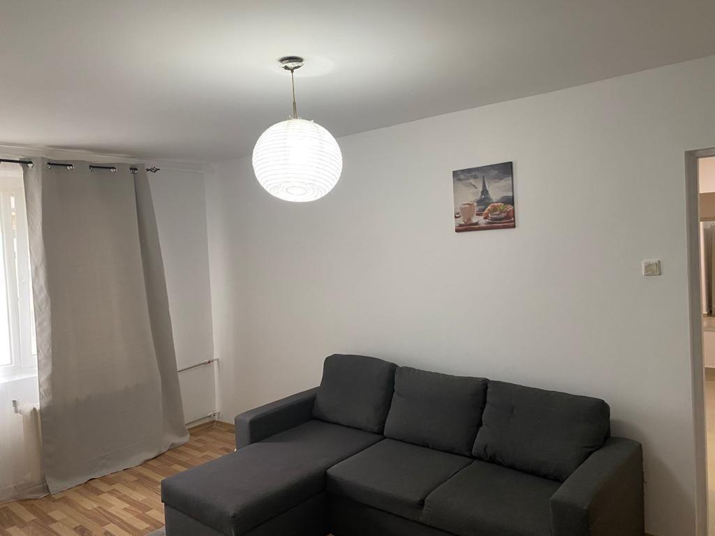 Închiriez apartament 3 camere Iancului