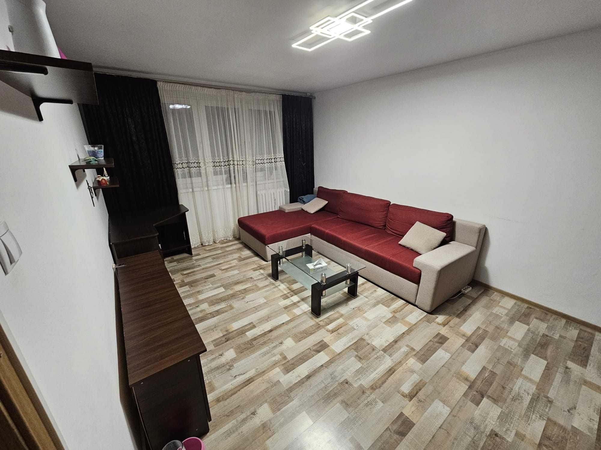 Inchiriez apartament 2 camere  Auchan Titan, metrou 1 Decembrie