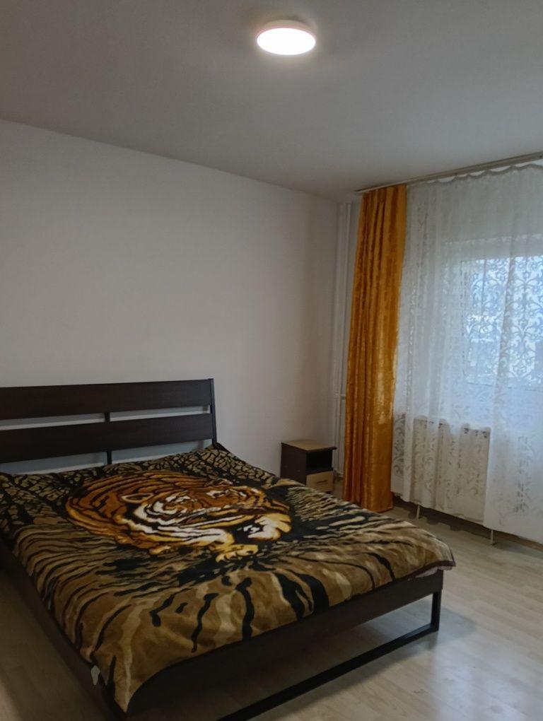 Se vinde garsonieră decomandată, renovată, cu suprafața de 40 metri pătrati , situată pe bd. C-tin Brâncoveanu într- un bloc construit în 1987
