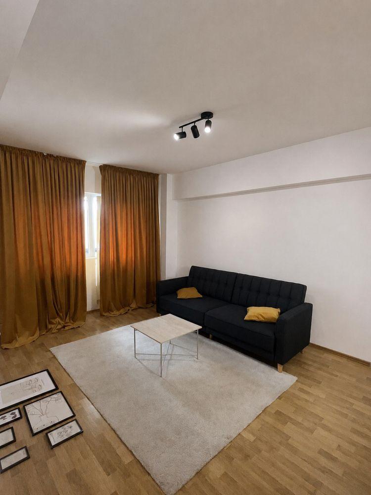Direct Proprietar/ Prima inchiriere dupa renovare / 3 Camere /2 Bai , Vedere panoramica  / Bloc  solid / Transport la scara
