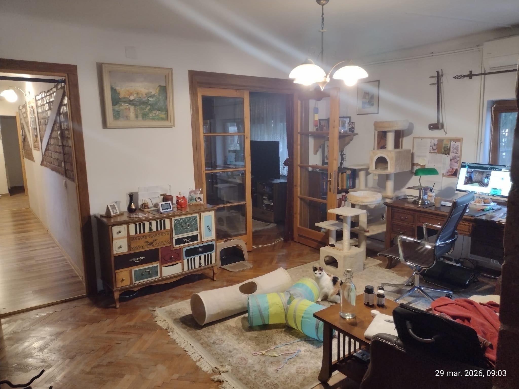 Închiriez apartament cu 4 camere în Cotroceni
